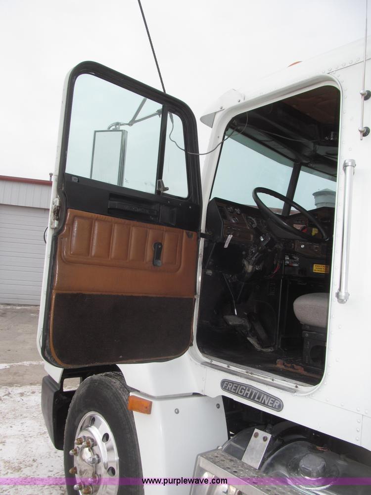 image for item B5345 1995 Freightliner FLD112 64ST semi truck