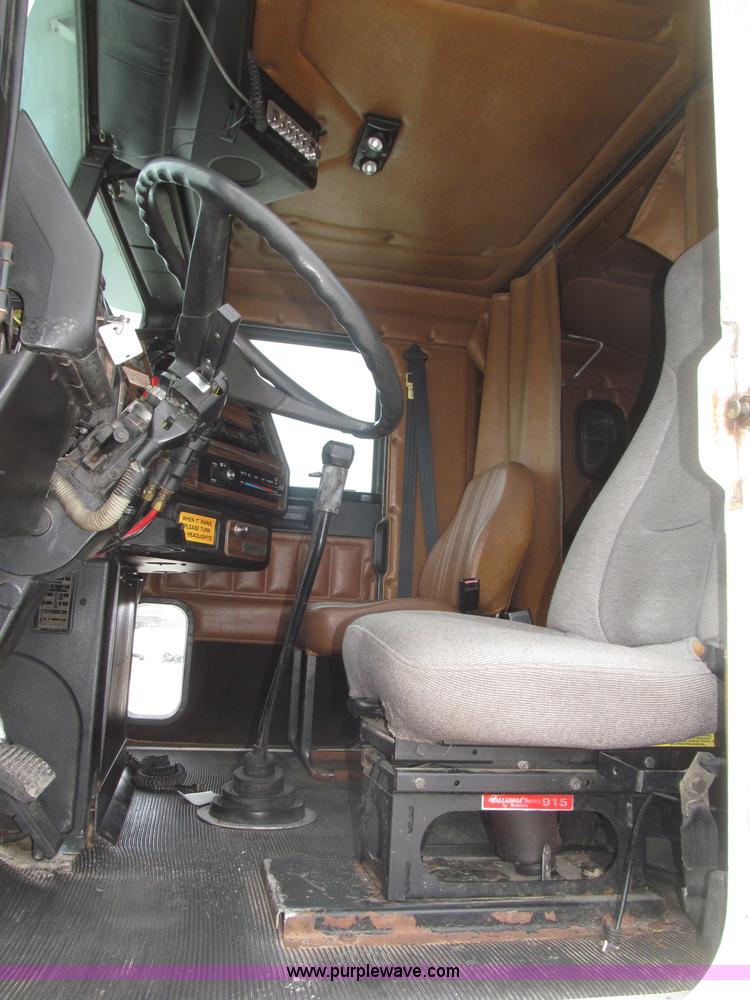 image for item B5345 1995 Freightliner FLD112 64ST semi truck