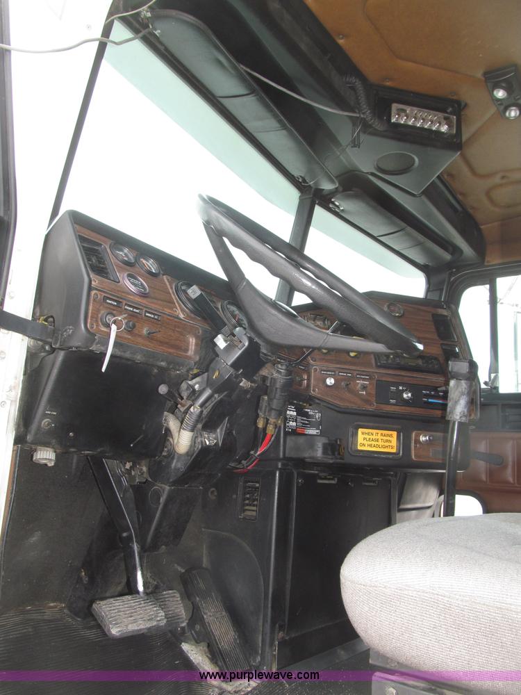 image for item B5345 1995 Freightliner FLD112 64ST semi truck