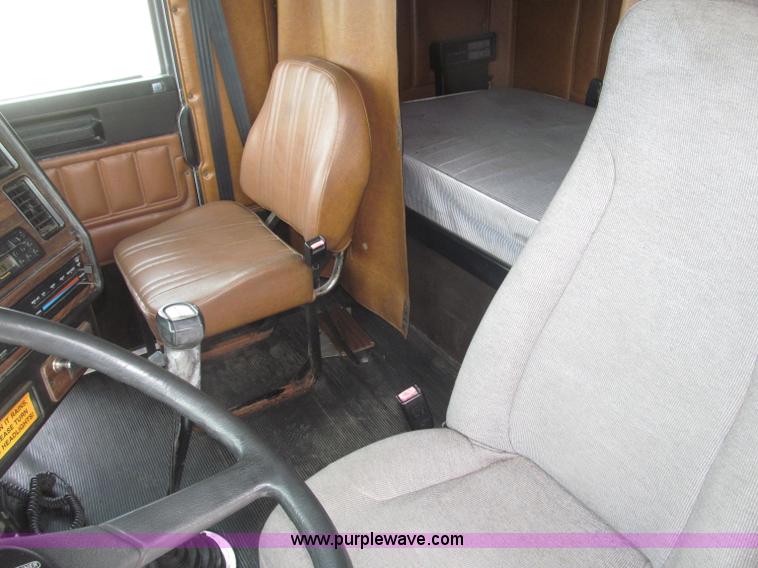 image for item B5345 1995 Freightliner FLD112 64ST semi truck