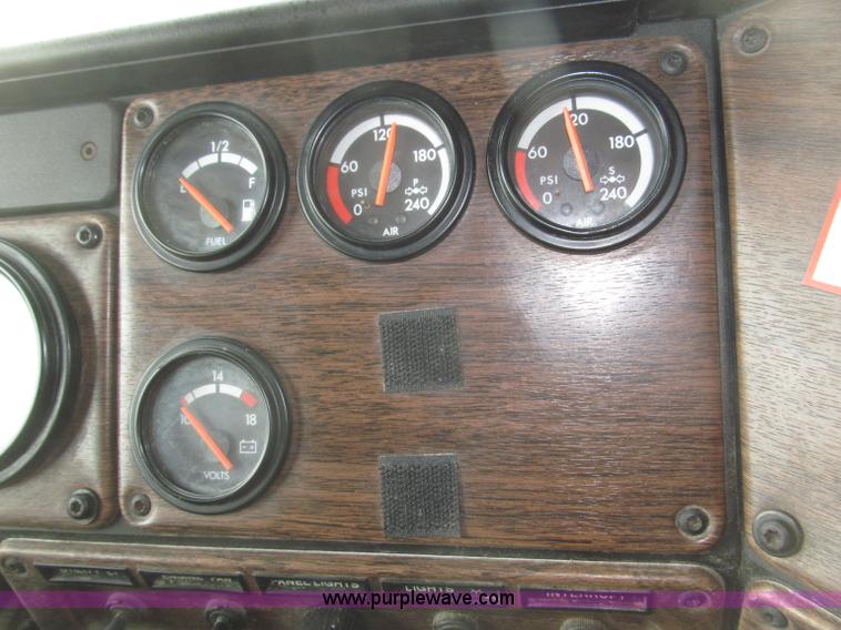 image for item B5345 1995 Freightliner FLD112 64ST semi truck