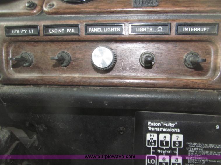 image for item B5345 1995 Freightliner FLD112 64ST semi truck