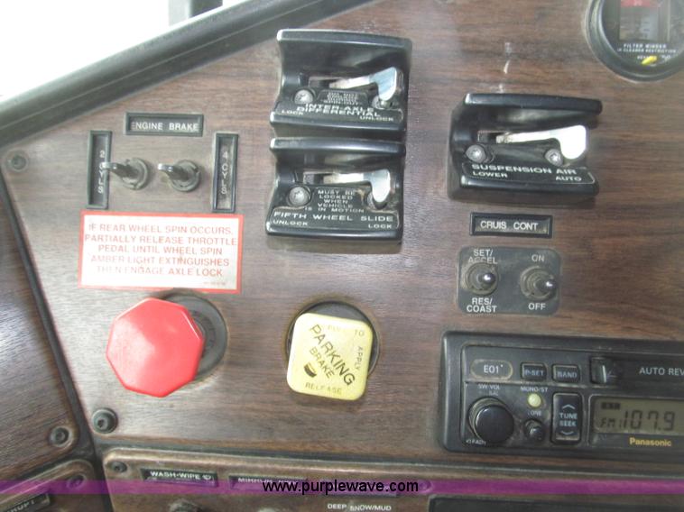 image for item B5345 1995 Freightliner FLD112 64ST semi truck