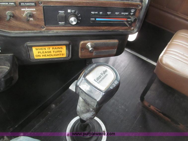 image for item B5345 1995 Freightliner FLD112 64ST semi truck