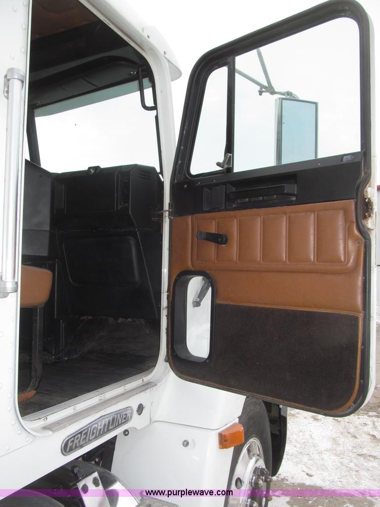 image for item B5345 1995 Freightliner FLD112 64ST semi truck