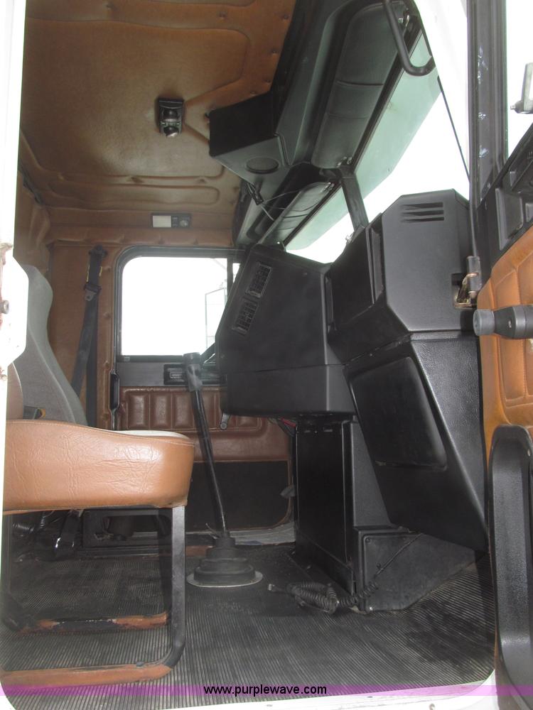 image for item B5345 1995 Freightliner FLD112 64ST semi truck