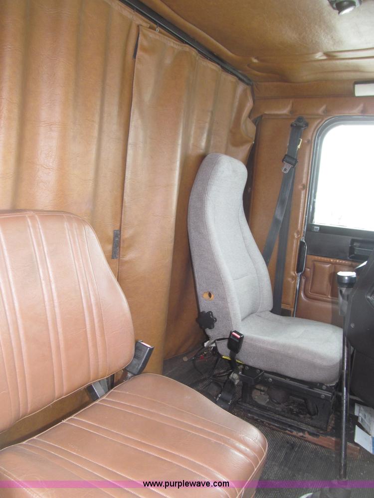 image for item B5345 1995 Freightliner FLD112 64ST semi truck