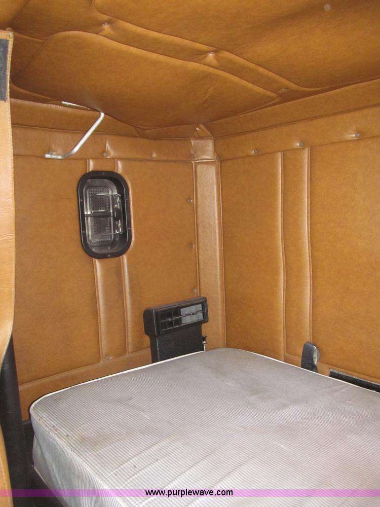 image for item B5345 1995 Freightliner FLD112 64ST semi truck