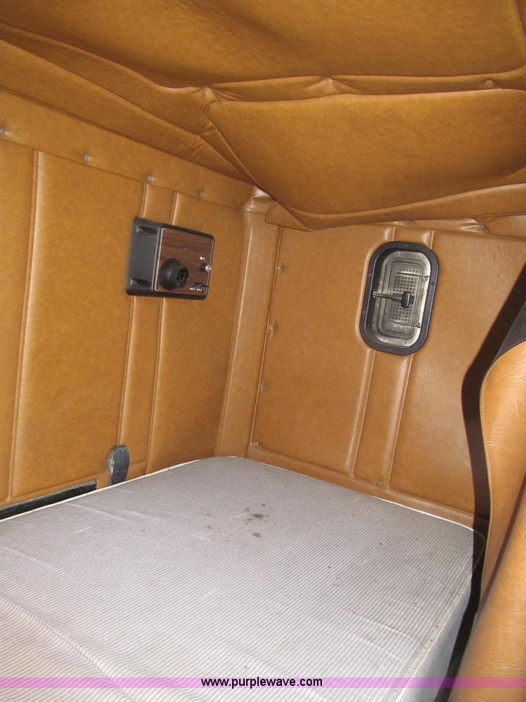 image for item B5345 1995 Freightliner FLD112 64ST semi truck