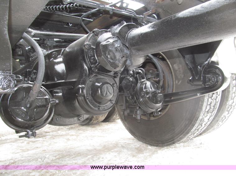 image for item B5345 1995 Freightliner FLD112 64ST semi truck