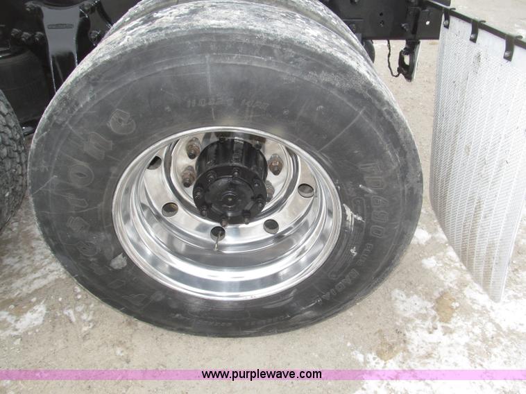 image for item B5345 1995 Freightliner FLD112 64ST semi truck