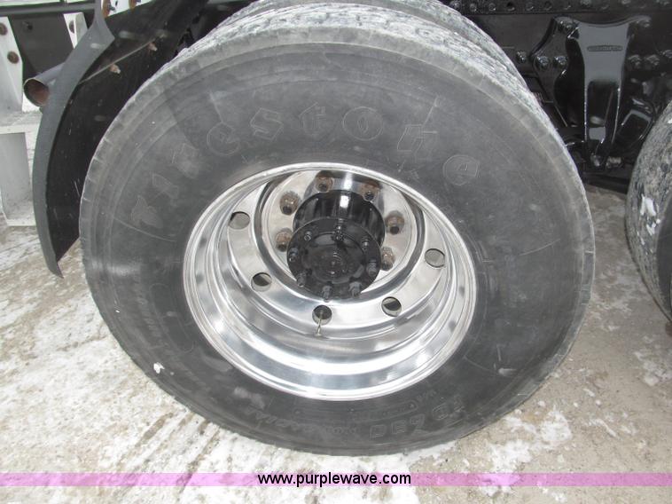 image for item B5345 1995 Freightliner FLD112 64ST semi truck