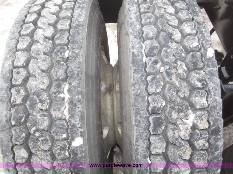 image for item B5345 1995 Freightliner FLD112 64ST semi truck