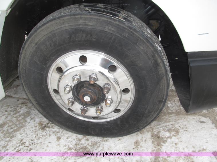 image for item B5345 1995 Freightliner FLD112 64ST semi truck