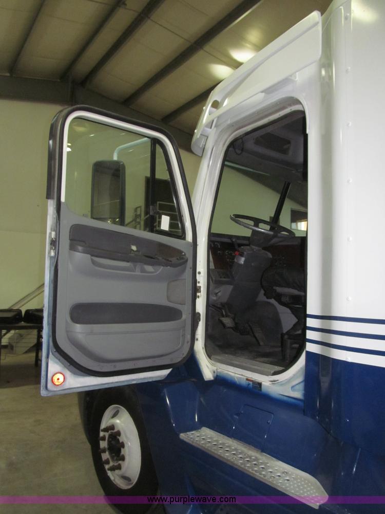 image for item B5346 2001 Freigtliner Century day cab semi truck