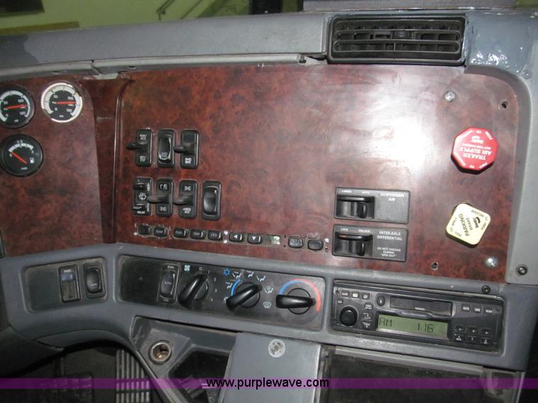 image for item B5346 2001 Freigtliner Century day cab semi truck