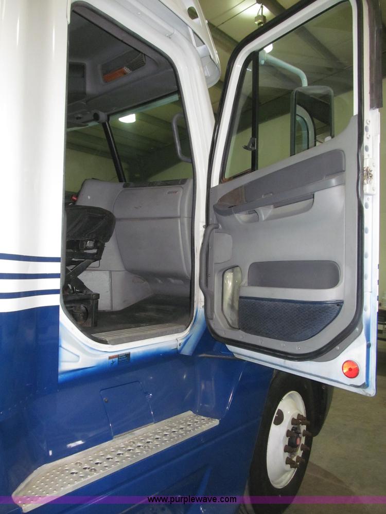 image for item B5346 2001 Freigtliner Century day cab semi truck