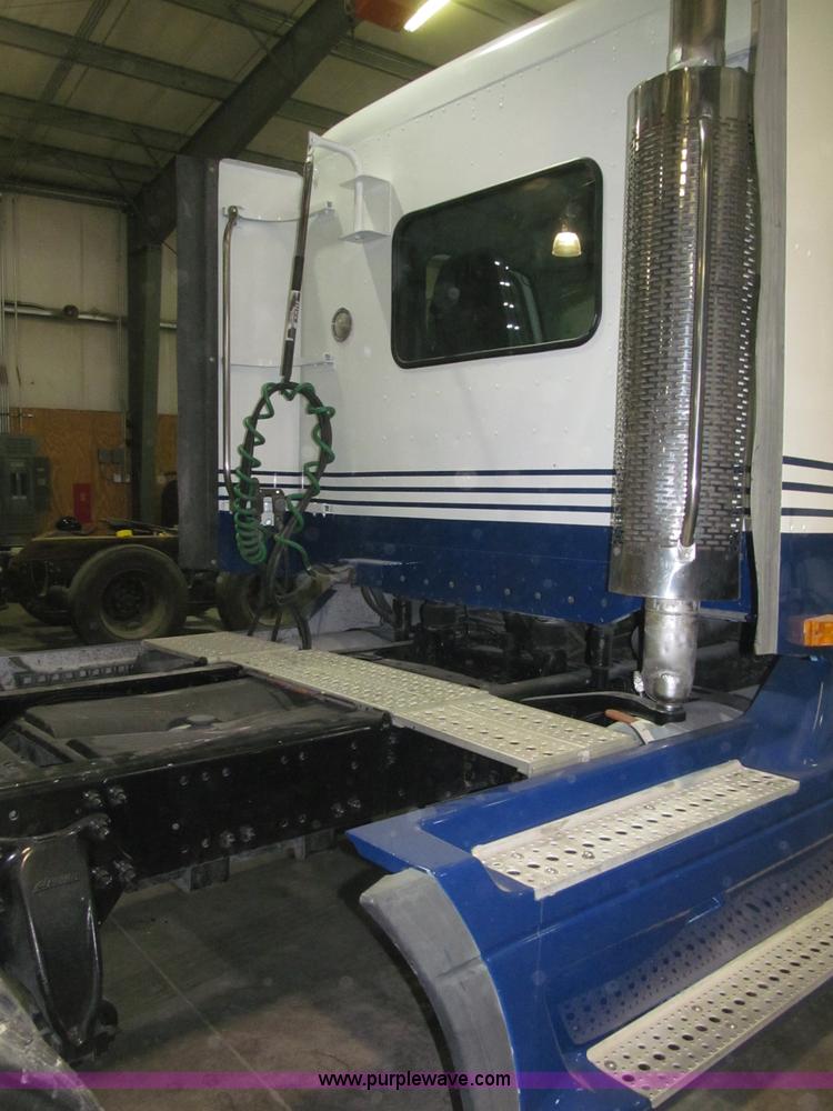 image for item B5346 2001 Freigtliner Century day cab semi truck