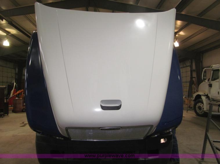 image for item B5346 2001 Freigtliner Century day cab semi truck