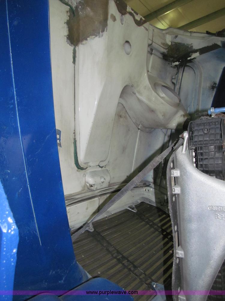 image for item B5346 2001 Freigtliner Century day cab semi truck