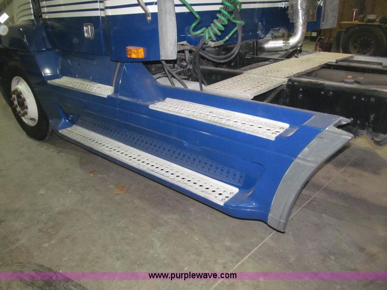 image for item B5346 2001 Freigtliner Century day cab semi truck