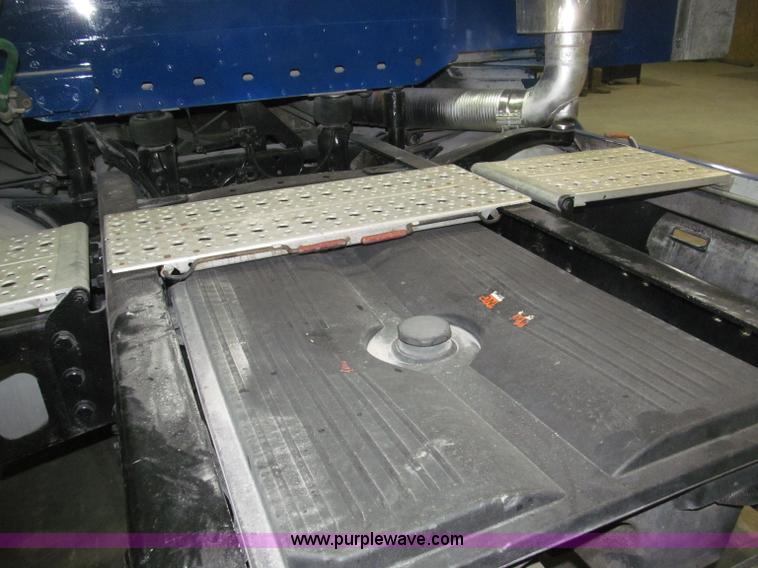 image for item B5346 2001 Freigtliner Century day cab semi truck