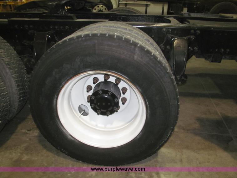 image for item B5346 2001 Freigtliner Century day cab semi truck