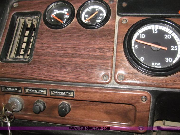 image for item B5348 1998 Freightliner FLD120 day cab semi truck