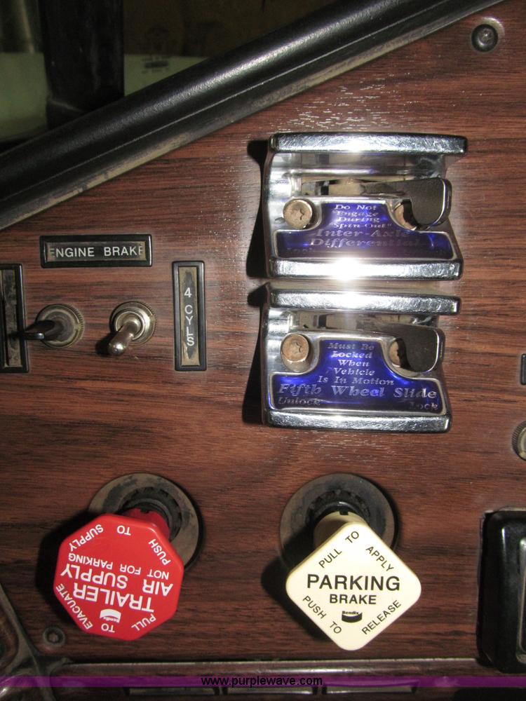 image for item B5348 1998 Freightliner FLD120 day cab semi truck