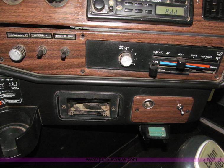 image for item B5348 1998 Freightliner FLD120 day cab semi truck