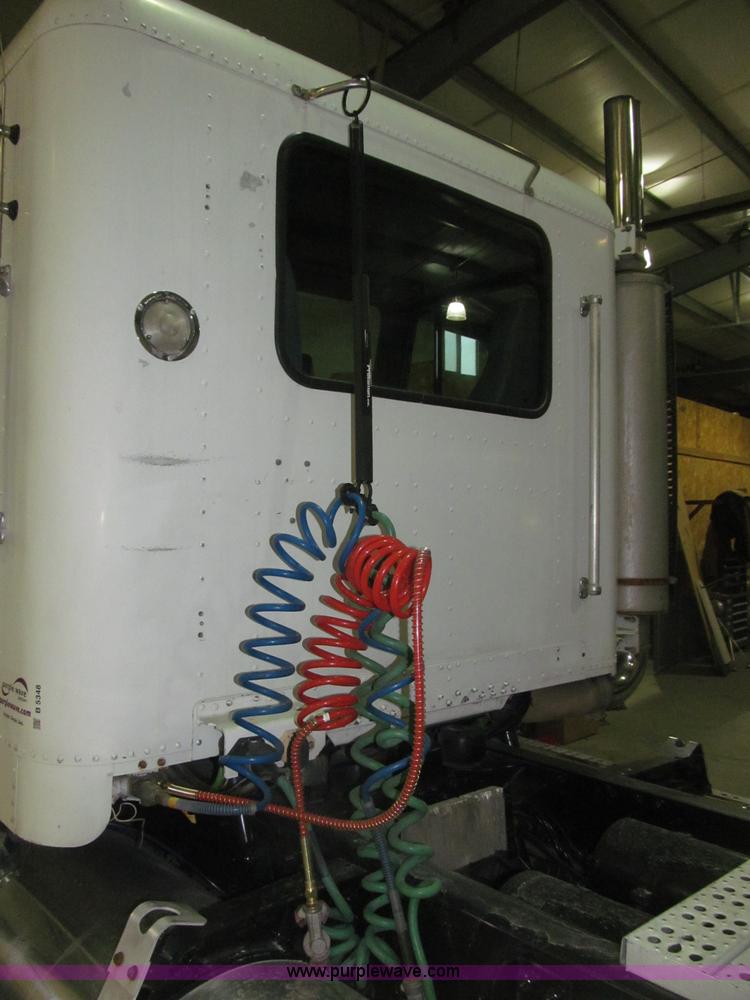 image for item B5348 1998 Freightliner FLD120 day cab semi truck