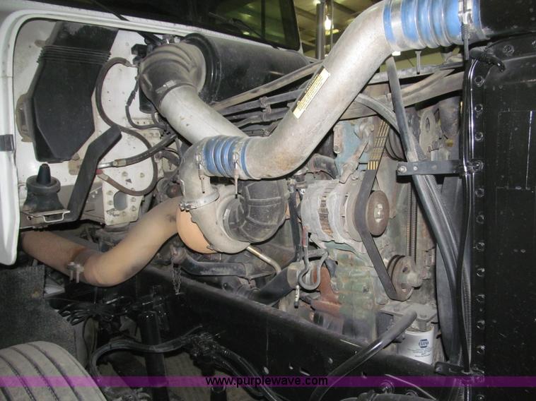 image for item B5348 1998 Freightliner FLD120 day cab semi truck