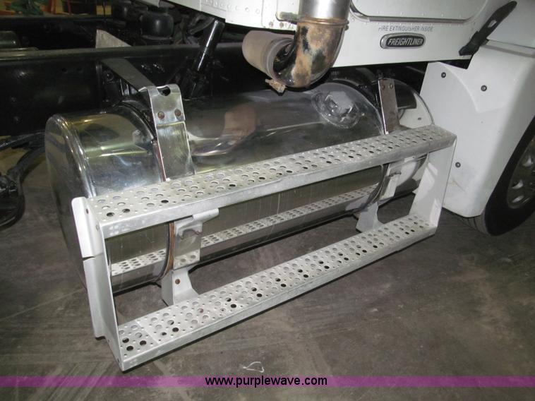 image for item B5348 1998 Freightliner FLD120 day cab semi truck