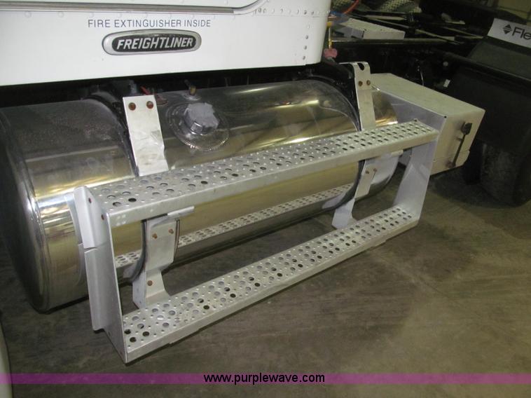 image for item B5348 1998 Freightliner FLD120 day cab semi truck