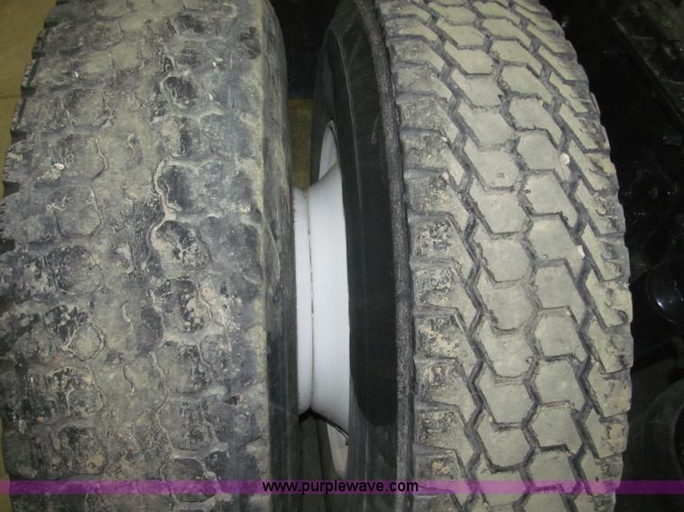 image for item B5348 1998 Freightliner FLD120 day cab semi truck