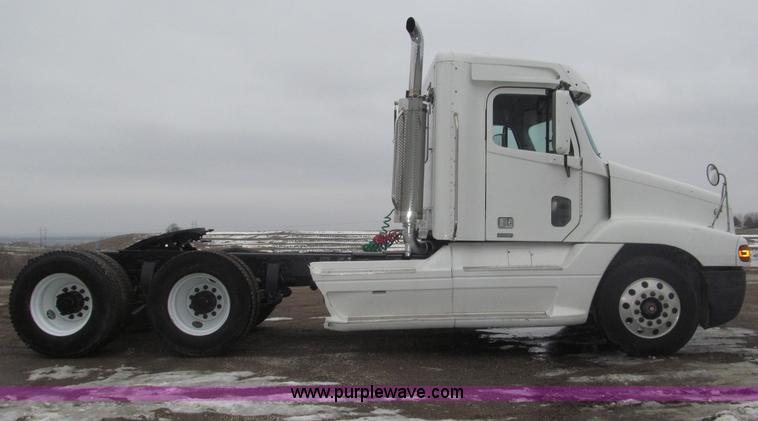 image for item B5349 2001 Freightliner Century Class day cab semi truck