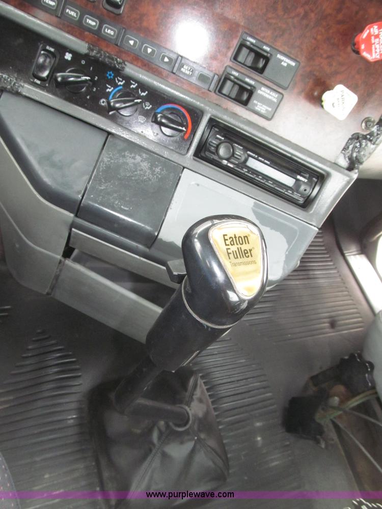 image for item B5349 2001 Freightliner Century Class day cab semi truck