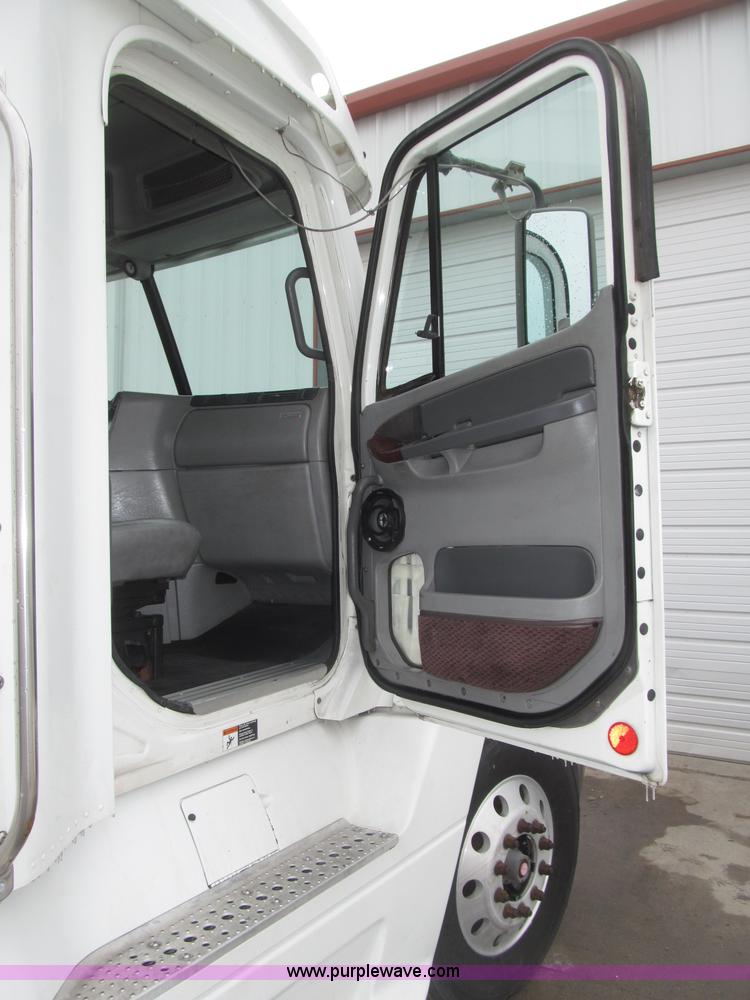 image for item B5349 2001 Freightliner Century Class day cab semi truck