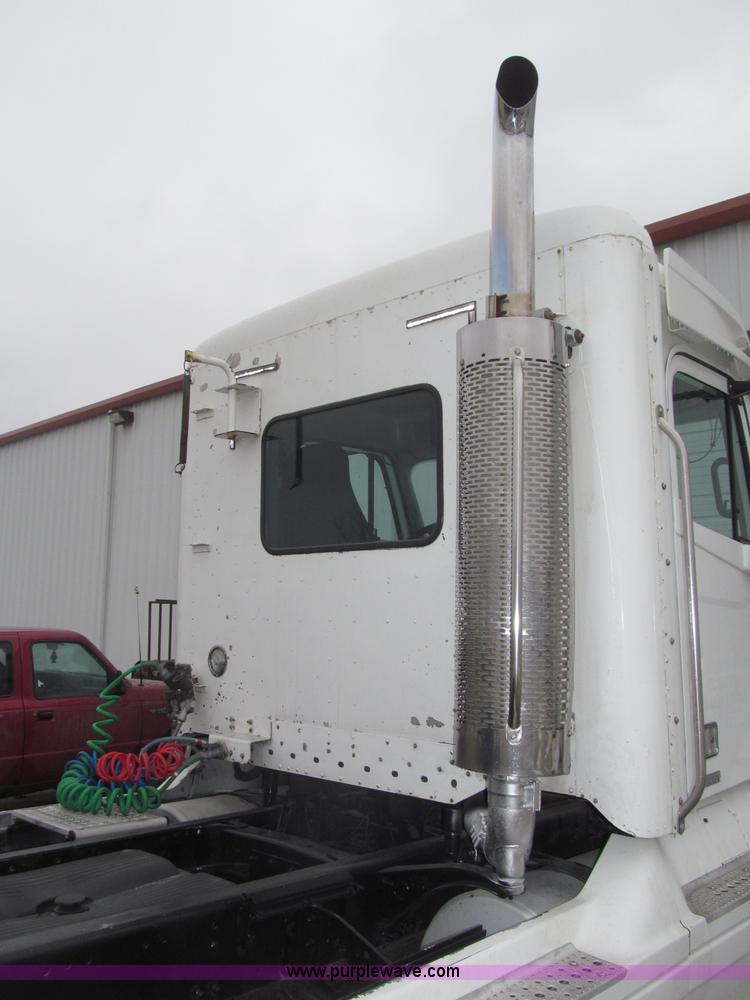 image for item B5349 2001 Freightliner Century Class day cab semi truck