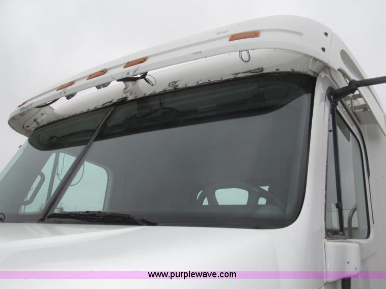 image for item B5349 2001 Freightliner Century Class day cab semi truck