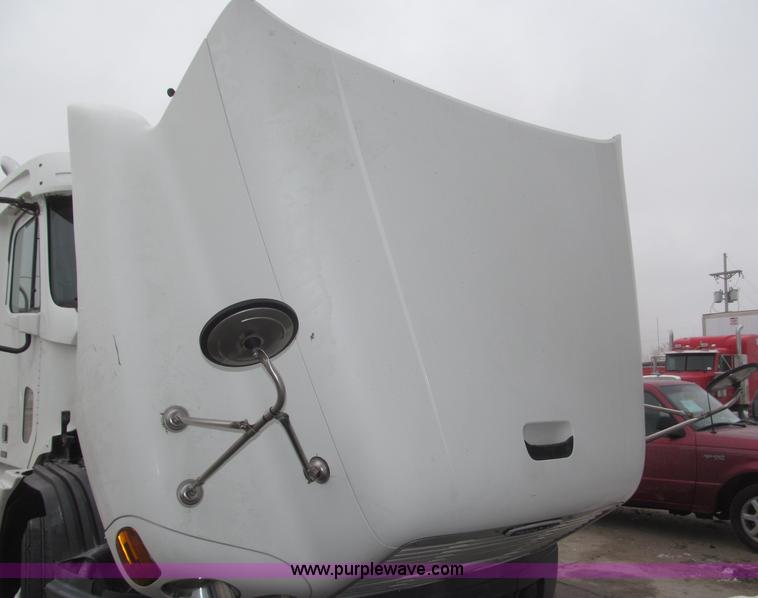 image for item B5349 2001 Freightliner Century Class day cab semi truck