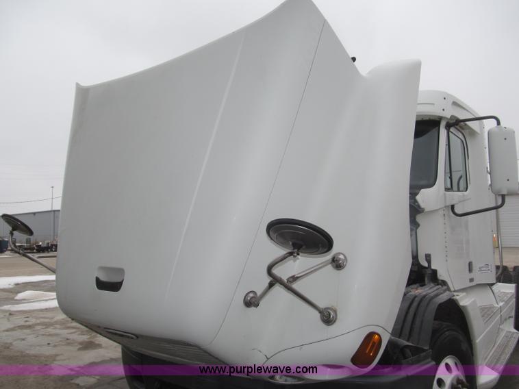 image for item B5349 2001 Freightliner Century Class day cab semi truck