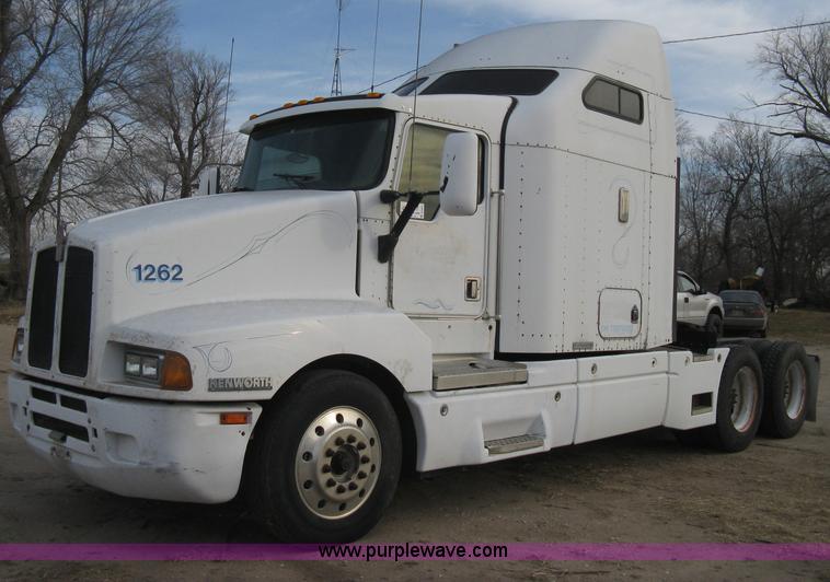 image for item B8407 1996 Kenworth T600B semi truck