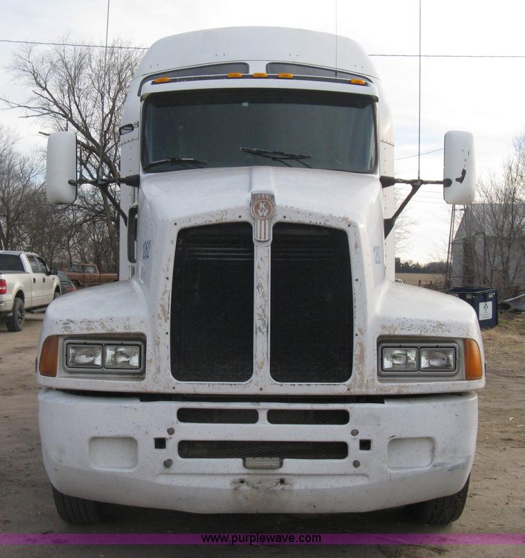 image for item B8407 1996 Kenworth T600B semi truck