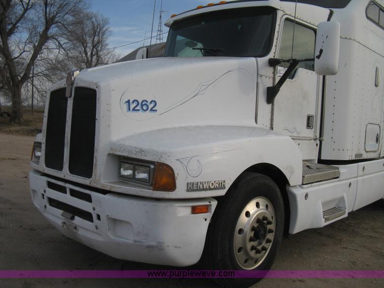 image for item B8407 1996 Kenworth T600B semi truck