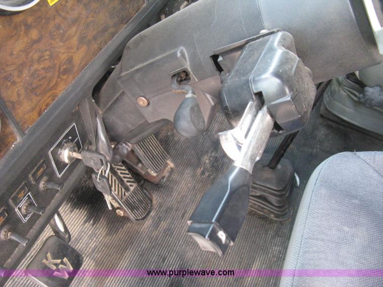 image for item B8407 1996 Kenworth T600B semi truck