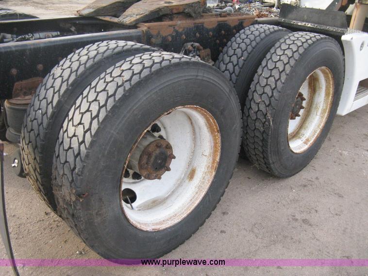 image for item B8407 1996 Kenworth T600B semi truck