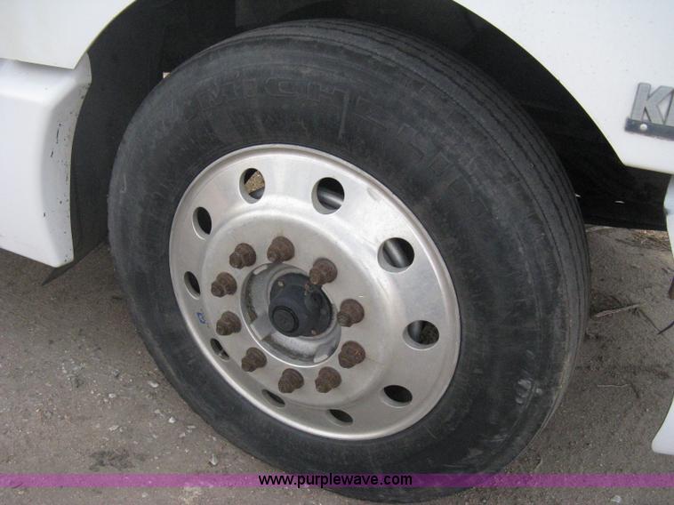 image for item B8407 1996 Kenworth T600B semi truck