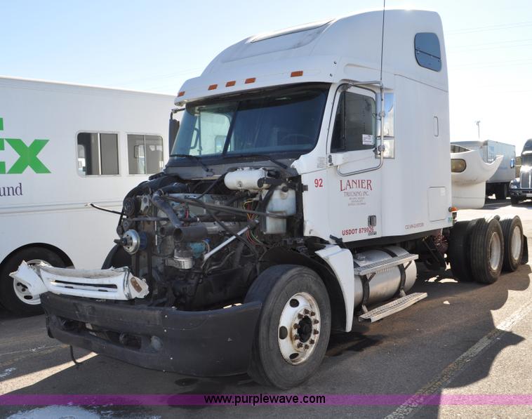 image for item C3319 2002 Freightliner Columbia CL120 semi truck