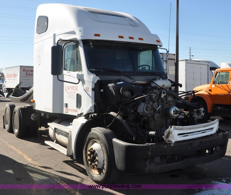 image for item C3319 2002 Freightliner Columbia CL120 semi truck